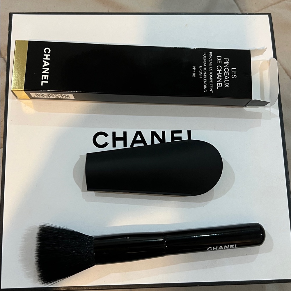 CHANEL foundation-blending brush
